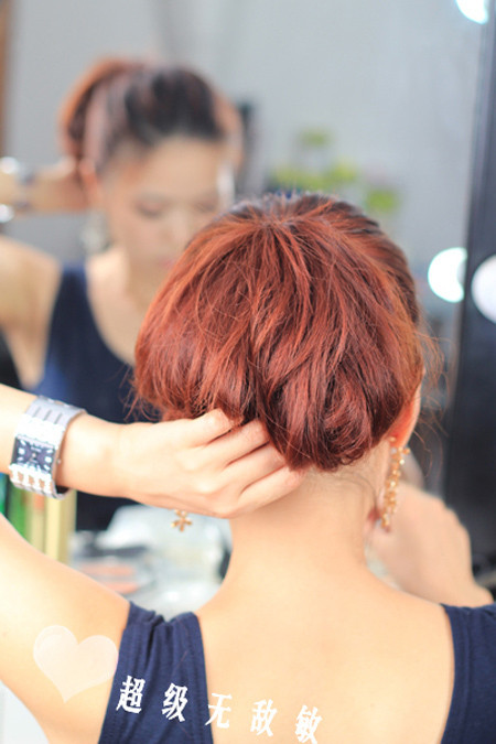 cột gọn phần chân tóc và phần đuôi tóc lại một chỗ để tạo thành hình cung xòe ra như thế này. Xem thêm: "Nghả nghiêng" với tóc tai, áo quần "Chị Hai Lúa" của Sao cột gọn phần chân tóc và phần đuôi tóc lại một chỗ để tạo thành hình cung xòe ra như thế này. Xem thêm: "Nghả nghiêng" với tóc tai, áo quần "Chị Hai Lúa" của Sao