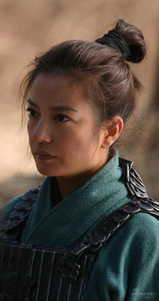 Sau đó là bộ phim điện ảnh "Tình nhân kết" với tài tử Lục Nghị đã mang lại cho cô rất nhiều giải thưởng khác. "Hoa Mộc Lan" là bộ phim đánh dấu sự đột phá trong hình tượng Triệu Vy: từ một diễn viên xinh đẹp lộng lẫy, cô hóa thân vào anh chàng tướng mạo khôi ngô, gương mặt mộc đẹp hút hồn. Ảnh: Sina Xem thêm: 47 tuổi vẫn 'điềm nhiên' diện váy khiếm nhã Sau đó là bộ phim điện ảnh "Tình nhân kết" với tài tử Lục Nghị đã mang lại cho cô rất nhiều giải thưởng khác. "Hoa Mộc Lan" là bộ phim đánh dấu sự đột phá trong hình tượng Triệu Vy: từ một diễn viên xinh đẹp lộng lẫy, cô hóa thân vào anh chàng tướng mạo khôi ngô, gương mặt mộc đẹp hút hồn. Ảnh: Sina Xem thêm: 47 tuổi vẫn 'điềm nhiên' diện váy khiếm nhã