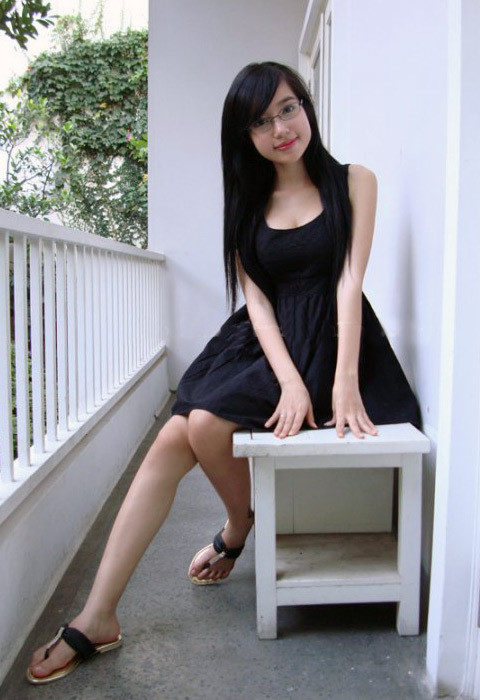 Đơn giản nhưng toát lên được vẻ đẹp nữ tính cùng làn da trắng mịn trong chiếc váy đen. Đơn giản nhưng toát lên được vẻ đẹp nữ tính cùng làn da trắng mịn trong chiếc váy đen.