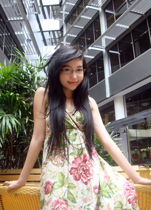 Váy hoa trẻ trung giúp người đẹp tươi tắn và nữ tính hơn. Váy hoa trẻ trung giúp người đẹp tươi tắn và nữ tính hơn.