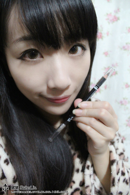 Tiếp theo là dùng bút chì kẻ viền mắt, nhớ kỹ vẽ đường mắt ở cuối đuôi mắt dài ra. Tiếp theo là dùng bút chì kẻ viền mắt, nhớ kỹ vẽ đường mắt ở cuối đuôi mắt dài ra.