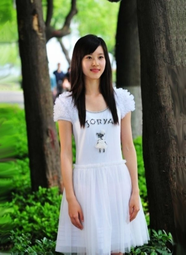 Và có vẻ Chương Trạch Thiên hơi lép vế so với Châu Đông Vũ về mặt thời trang. (Ảnh: QQ) Xem thêm: Ngẩn ngơ ngắm Teen thời trang rạng rỡ bên hoa cải