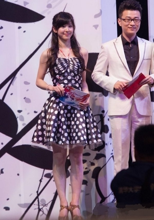 Nhưng gần đây làng giải trí hoa ngữ lại xuất hiện thêm một ngọc nữ mới, Chương Trạch Thiên xinh xắn, tài năng và đo về độ thanh khiết, ngây thơ cũng không hề thua kém Châu Đông Vũ.(Ảnh: QQ) Xem thêm: Ngẩn ngơ ngắm Teen thời trang rạng rỡ bên hoa cải