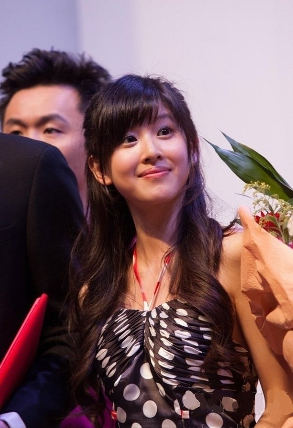 Sở hữu nhiều nét tương đồng vừa giống "Thiên thần tỷ tỷ" xinh đẹp Lưu Diệc Phi, lại có nét giống nàng hoa đán Lưu Thi Thi.(Ảnh: QQ) Xem thêm: Ngẩn ngơ ngắm Teen thời trang rạng rỡ bên hoa cải