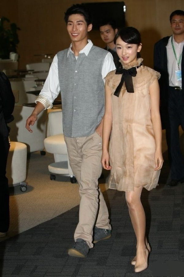 Châu Đông Vũ một đêm thành sao với bộ phim "Chuyện tình cây táo gai" với bạn diễn Đậu Kiêu. (Ảnh: QQ) Xem thêm: Ngẩn ngơ ngắm Teen thời trang rạng rỡ bên hoa cải