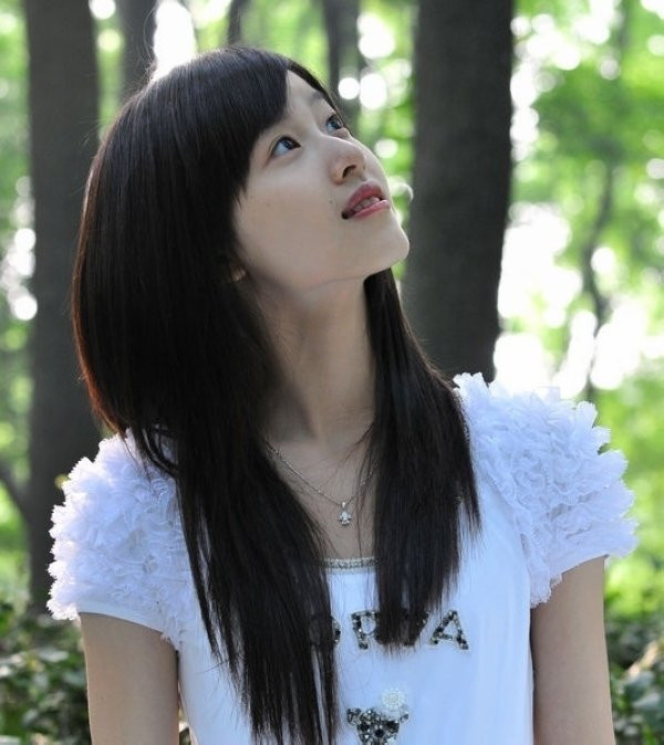 Không theo trào lưu hiện nay về ăn mặc hay trang điểm, cũng như Châu Đông Vũ, Chương Trạch Thiên vẫn luôn giữ cho mình nét thanh thuần đáng yêu của những cô gái mới lớn. (Ảnh: QQ) Xem thêm: Ngẩn ngơ ngắm Teen thời trang rạng rỡ bên hoa cải