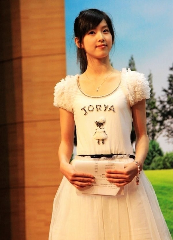 Nhưng nếu so ra, Chương Trạch Thiên có phần hơn Châu Đông Vũ về khuôn mặt và cả dáng người, lại dịu dàng dễ mến. (Ảnh: QQ) Xem thêm: Ngẩn ngơ ngắm Teen thời trang rạng rỡ bên hoa cải