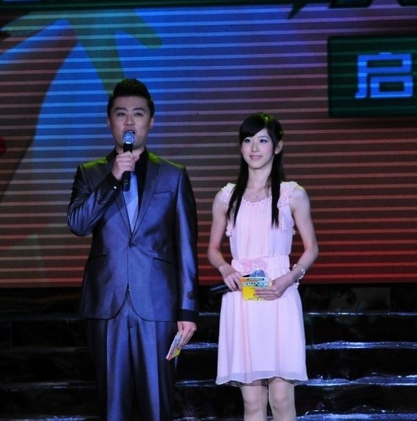 Chương Trạch Thiên rất giản dị với tóc thẳng và váy ngắn. (Ảnh: QQ) Xem thêm: Ngẩn ngơ ngắm Teen thời trang rạng rỡ bên hoa cải