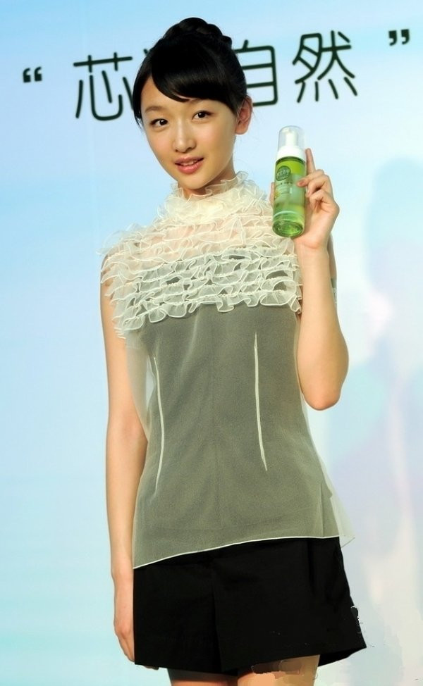 Không cần "chưng diện" mà vẫn đẹp, phong cách của Châu Đông Vũ vừa hợp với lứa tuổi lại vừa giúp cô giữ được hình ảnh thuần khiết trong làng giải trí Hoa ngữ. (Ảnh: QQ) Xem thêm: Ngẩn ngơ ngắm Teen thời trang rạng rỡ bên hoa cải