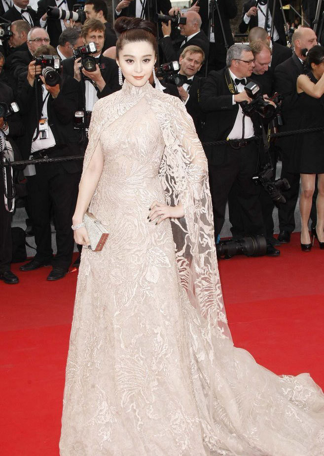 Đặc biệt chất liệu vải ren được thiết kế tài tình khiến Phạm Băng Băng toát lên được vẻ đẹp kiêu sa của một mỹ nhân Châu Á trên thảm đỏ quốc tế.