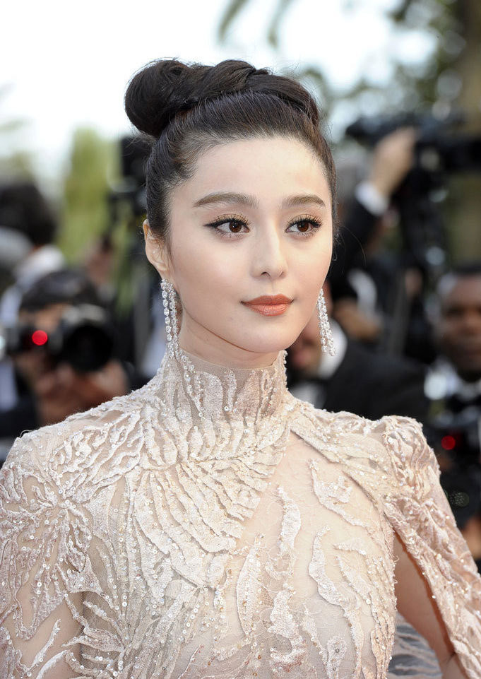 Cùng kiểu tóc búi cao để lộ một khuôn mặt thanh thoát cùng những đường nét tinh thế trên khuôn mặt khiến những người xung quanh không thể không kêu lên "Phạm Băng Băng".