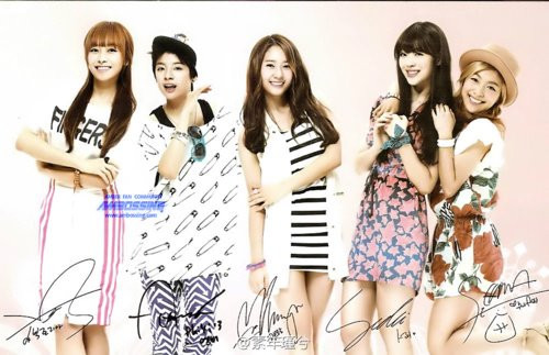 Nói đến Hàn Quốc là mọi người nghĩ ngay đến phẫu thuật thẩm mỹ, để tìm được một vẻ đẹp tự nhiên là rất khó. Đặc biệt là những nghệ sĩ Hàn Quốc, họ luôn biện bạch rằng "tôi không hề phẫu thuật". F(x) là nhóm nhạc trực thuộc nhà SM, được đánh giá toàn diện về tài năng và ngoại hình, vậy hãy cùng đánh giá về vẻ đẹp tự nhiên của 5 cô gái như thế nào nhé. Xem thêm: Cận cảnh: Sao Hàn "thăng hạng nhan sắc" nhờ trang điểm và phẫu thuật Nói đến Hàn Quốc là mọi người nghĩ ngay đến phẫu thuật thẩm mỹ, để tìm được một vẻ đẹp tự nhiên là rất khó. Đặc biệt là những nghệ sĩ Hàn Quốc, họ luôn biện bạch rằng "tôi không hề phẫu thuật". F(x) là nhóm nhạc trực thuộc nhà SM, được đánh giá toàn diện về tài năng và ngoại hình, vậy hãy cùng đánh giá về vẻ đẹp tự nhiên của 5 cô gái như thế nào nhé. Xem thêm: Cận cảnh: Sao Hàn "thăng hạng nhan sắc" nhờ trang điểm và phẫu thuật