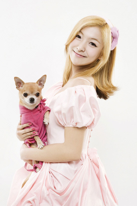 Và Luna càng ngày càng xinh hơn nhờ biết cách trang điểm cùng phong cách lựa chọn quần áo cho mình. Xem thêm: Cận cảnh: Sao Hàn "thăng hạng nhan sắc" nhờ trang điểm và phẫu thuật Và Luna càng ngày càng xinh hơn nhờ biết cách trang điểm cùng phong cách lựa chọn quần áo cho mình. Xem thêm: Cận cảnh: Sao Hàn "thăng hạng nhan sắc" nhờ trang điểm và phẫu thuật