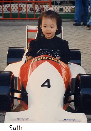 Cô nàng mắt cười Sulli là cái tên rất "hút" của nhóm. Xem thêm: Cận cảnh: Sao Hàn "thăng hạng nhan sắc" nhờ trang điểm và phẫu thuật Cô nàng mắt cười Sulli là cái tên rất "hút" của nhóm. Xem thêm: Cận cảnh: Sao Hàn "thăng hạng nhan sắc" nhờ trang điểm và phẫu thuật