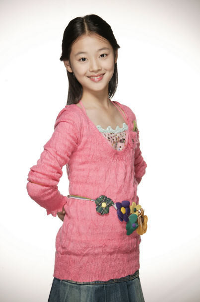 Luôn là cô bé dễ thương, cùng nụ cười tươi tắn. Xem thêm: Cận cảnh: Sao Hàn "thăng hạng nhan sắc" nhờ trang điểm và phẫu thuật Luôn là cô bé dễ thương, cùng nụ cười tươi tắn. Xem thêm: Cận cảnh: Sao Hàn "thăng hạng nhan sắc" nhờ trang điểm và phẫu thuật