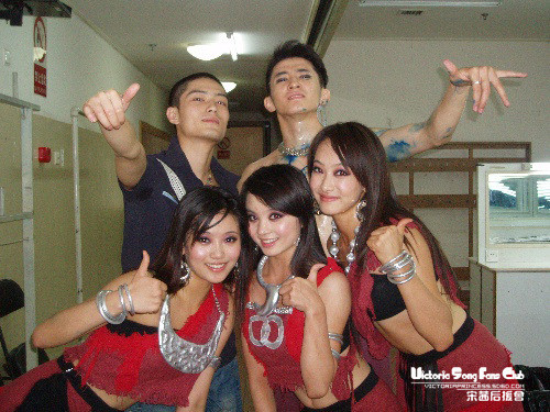 Victoria đứng ngoài cùng bên phải vẫn nổi bật với khuôn mặt dễ thương và sọc mũi cao. Xem thêm: Cận cảnh: Sao Hàn "thăng hạng nhan sắc" nhờ trang điểm và phẫu thuật Victoria đứng ngoài cùng bên phải vẫn nổi bật với khuôn mặt dễ thương và sọc mũi cao. Xem thêm: Cận cảnh: Sao Hàn "thăng hạng nhan sắc" nhờ trang điểm và phẫu thuật