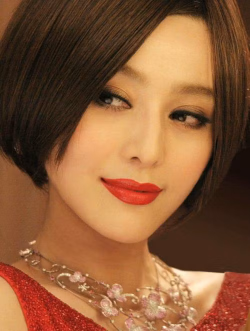 Khác với Triệu Vy, Phạm Băng Băng không có tiền đề tốt sau bộ phim "Hoàn châu cách cách", mà phải mất một thời gian dài sau, khi Triệu Vy đã đứng trên đỉnh cao của danh vọng thì cô nàng họ Phạm mới bắt đầu nổi lên và đình đám cả showbiz Hoa ngữ. Ảnh: baidu Xem thêm: 47 tuổi vẫn 'điềm nhiên' diện váy khiếm nhã Khác với Triệu Vy, Phạm Băng Băng không có tiền đề tốt sau bộ phim "Hoàn châu cách cách", mà phải mất một thời gian dài sau, khi Triệu Vy đã đứng trên đỉnh cao của danh vọng thì cô nàng họ Phạm mới bắt đầu nổi lên và đình đám cả showbiz Hoa ngữ. Ảnh: baidu Xem thêm: 47 tuổi vẫn 'điềm nhiên' diện váy khiếm nhã