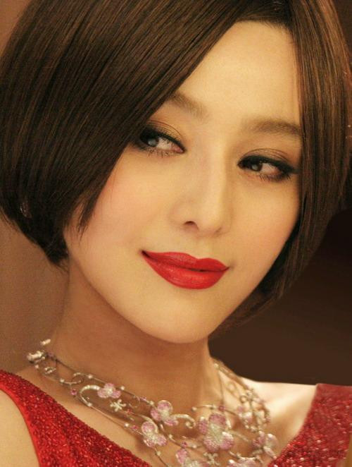 Khác với Triệu Vy, Phạm Băng Băng không có tiền đề tốt sau bộ phim "Hoàn châu cách cách", mà phải mất một thời gian dài sau, khi Triệu Vy đã đứng trên đỉnh cao của danh vọng thì cô nàng họ Phạm mới bắt đầu nổi lên và đình đám cả showbiz Hoa ngữ. Ảnh: baidu Xem thêm: 47 tuổi vẫn 'điềm nhiên' diện váy khiếm nhã Khác với Triệu Vy, Phạm Băng Băng không có tiền đề tốt sau bộ phim "Hoàn châu cách cách", mà phải mất một thời gian dài sau, khi Triệu Vy đã đứng trên đỉnh cao của danh vọng thì cô nàng họ Phạm mới bắt đầu nổi lên và đình đám cả showbiz Hoa ngữ. Ảnh: baidu Xem thêm: 47 tuổi vẫn 'điềm nhiên' diện váy khiếm nhã