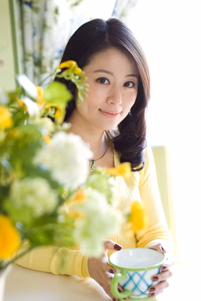 14 năm có thể thay đổi mọi thứ, nhất là đối với làng giải trí. Có người nổi tiếng, có người tuột dốc, riêng Lâm Tâm Như thì cho rằng, thời gian 14 năm đã giúp cô trưởng thành, từ một cô gái trong sáng trở thành người phụ nữ chín chắn, đẹp hơn, mặn mà hơn. Đặc biệt, gu thời trang của cô cũng "lên ngôi" trông thấy. Rất nhiều bạn gái "kết" style thời trang thanh lịch nhưng không kém phần quyến rũ của cô. Ảnh: baidu Xem thêm: 47 tuổi vẫn 'điềm nhiên' diện váy khiếm nhã 14 năm có thể thay đổi mọi thứ, nhất là đối với làng giải trí. Có người nổi tiếng, có người tuột dốc, riêng Lâm Tâm Như thì cho rằng, thời gian 14 năm đã giúp cô trưởng thành, từ một cô gái trong sáng trở thành người phụ nữ chín chắn, đẹp hơn, mặn mà hơn. Đặc biệt, gu thời trang của cô cũng "lên ngôi" trông thấy. Rất nhiều bạn gái "kết" style thời trang thanh lịch nhưng không kém phần quyến rũ của cô. Ảnh: baidu Xem thêm: 47 tuổi vẫn 'điềm nhiên' diện váy khiếm nhã