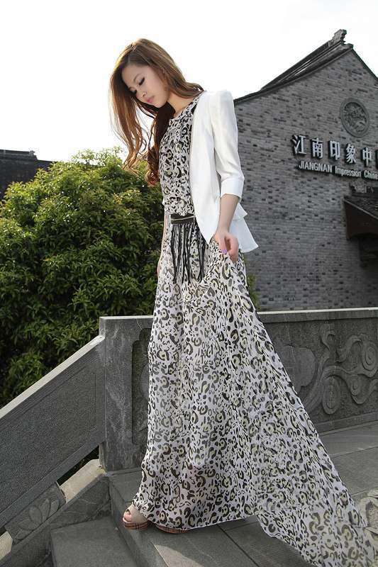 Váy liền thân dài cuốn hút kết hợp cùng áo vest sẽ giúp bạn vừa cuốn hút vừa thanh lịch tao nhã. Xem thêm: Điệu-đẹp-thanh lịch: sơ mi thời trang Zara Váy liền thân dài cuốn hút kết hợp cùng áo vest sẽ giúp bạn vừa cuốn hút vừa thanh lịch tao nhã. Xem thêm: Điệu-đẹp-thanh lịch: sơ mi thời trang Zara