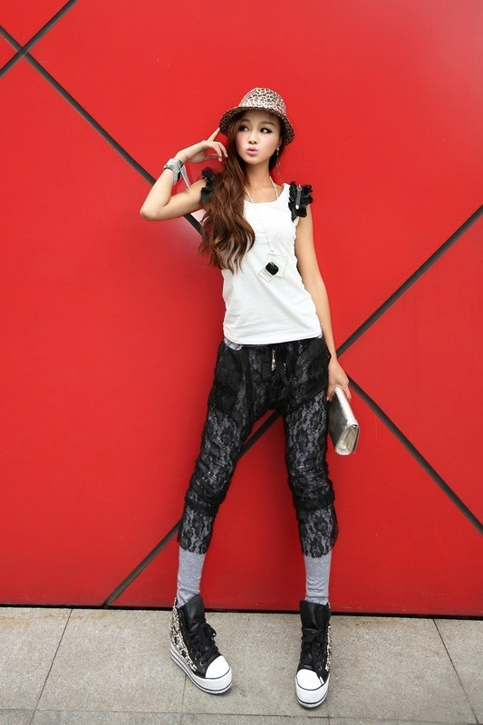 Áo phông trẻ trung và hiện đại cùng lớp quần ren đen bên ngoài quần tất giúp cô bạn trở nên độc đáo hơn bao giờ hết. Xem thêm: Điệu-đẹp-thanh lịch: sơ mi thời trang Zara Áo phông trẻ trung và hiện đại cùng lớp quần ren đen bên ngoài quần tất giúp cô bạn trở nên độc đáo hơn bao giờ hết. Xem thêm: Điệu-đẹp-thanh lịch: sơ mi thời trang Zara