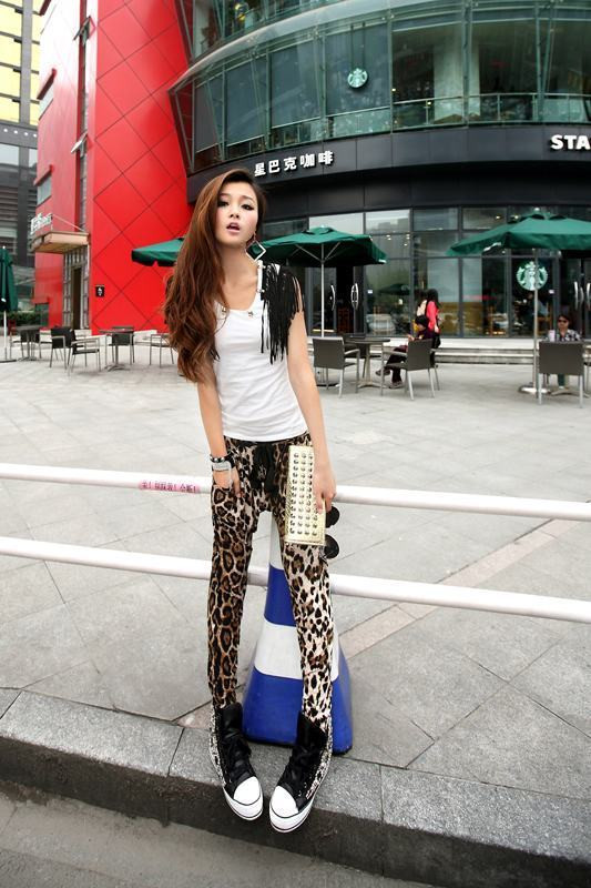 Họa tiết da báo luôn thể hiện được cá tính mạnh của người mặc nó, cùng áo phông đơn giản ôm sát giúp dáng người bạn mảnh khảnh nhưng cũng tràn đầy sức sống. Xem thêm: Điệu-đẹp-thanh lịch: sơ mi thời trang Zara Họa tiết da báo luôn thể hiện được cá tính mạnh của người mặc nó, cùng áo phông đơn giản ôm sát giúp dáng người bạn mảnh khảnh nhưng cũng tràn đầy sức sống. Xem thêm: Điệu-đẹp-thanh lịch: sơ mi thời trang Zara