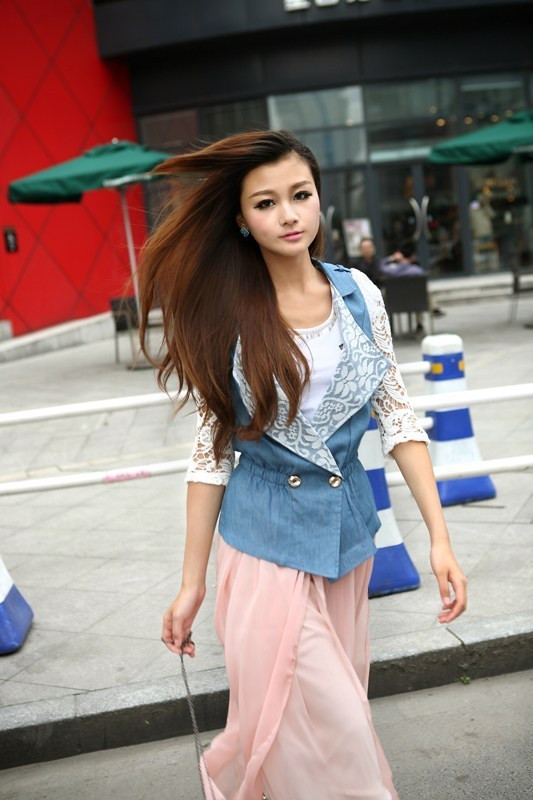 Làn váy lụa mềm mại uyển chuyển theo những cử động của bước chân cùng chiếc áo khác cho thấy sự kết hợp giữa cá tính và nữ tính hoàn mỹ hơn lúc nào hết. Xem thêm: Điệu-đẹp-thanh lịch: sơ mi thời trang Zara Làn váy lụa mềm mại uyển chuyển theo những cử động của bước chân cùng chiếc áo khác cho thấy sự kết hợp giữa cá tính và nữ tính hoàn mỹ hơn lúc nào hết. Xem thêm: Điệu-đẹp-thanh lịch: sơ mi thời trang Zara