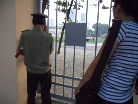 Sân vận động đại học Sư phạm chỉ mở duy nhất một cổng và có bảo vệ túc trực. Sân vận động đại học Sư phạm chỉ mở duy nhất một cổng và có bảo vệ túc trực.