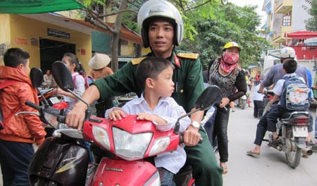 Anh Hoạt cho biết: Vợ chồng anh làm công chức nên việc thay đổi giờ học của nhà trường gây khó khăn trong việc đón con. Anh Hoạt cho biết: Vợ chồng anh làm công chức nên việc thay đổi giờ học của nhà trường gây khó khăn trong việc đón con.