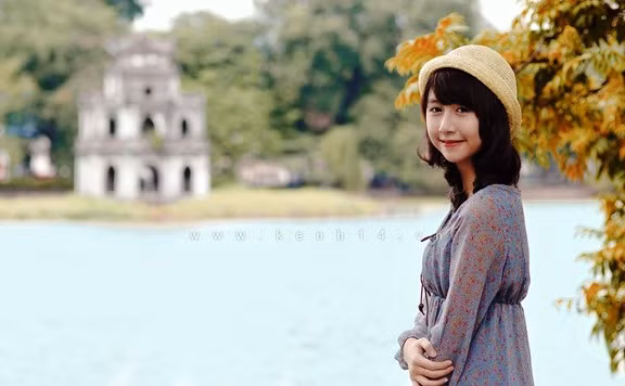 Đặc trưng của Hà Nội mùa thu là lá vàng, đẹp lắm ấy bạn ạ.