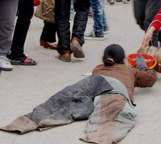 Ăn mày ở Hội Lim (ảnh T.Nguyễn) Ăn mày ở Hội Lim (ảnh T.Nguyễn)