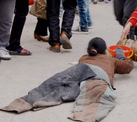 Ăn mày ở Hội Lim (ảnh T.Nguyễn) Ăn mày ở Hội Lim (ảnh T.Nguyễn)