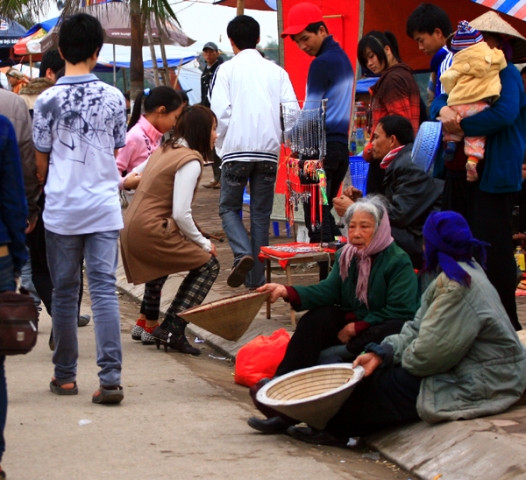 Ăn mày ở Đền Trần (ảnh Hoàng Lâm) Ăn mày ở Đền Trần (ảnh Hoàng Lâm)