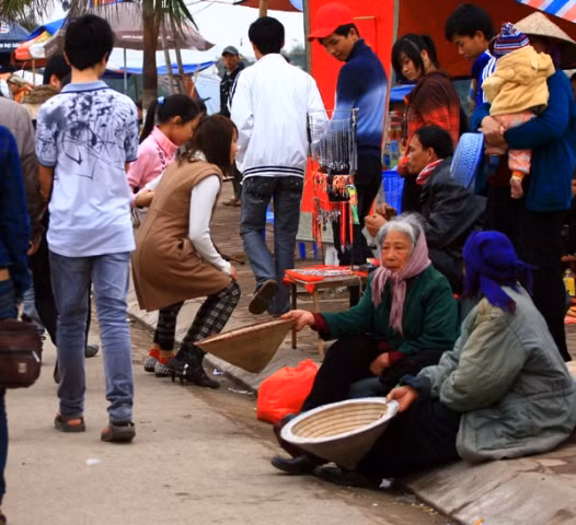 Ăn mày ở Đền Trần (ảnh Hoàng Lâm) Ăn mày ở Đền Trần (ảnh Hoàng Lâm)