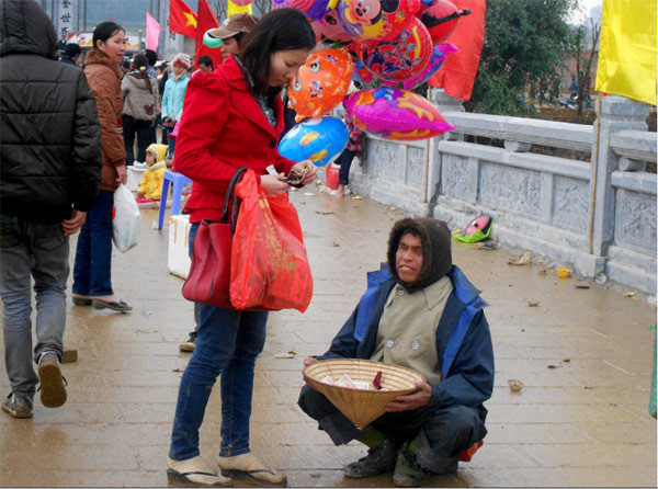 Ăn mày bội thu lễ hội đầu năm (ảnh chụp tại chùa Bái Đính Ăn mày bội thu lễ hội đầu năm (ảnh chụp tại chùa Bái Đính
