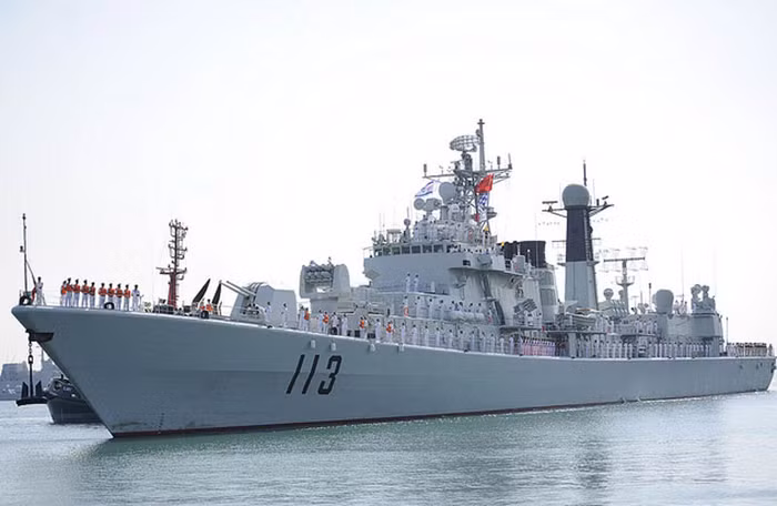 Tàu đã được trang bị 02 hệ thống vũ khí đánh gần Type 730, 04 ống phóng tên lửa đối hạm C-802, 08 ống phóng tên lửa phòng không HQ-7 với 6 quả nạp sẵn và 16 qua dự phòng, 01 pháo nòng đôi 100 mm Type H/PJ33A và 02 ống phóng ngư lôi chống ngầm Yu-7.