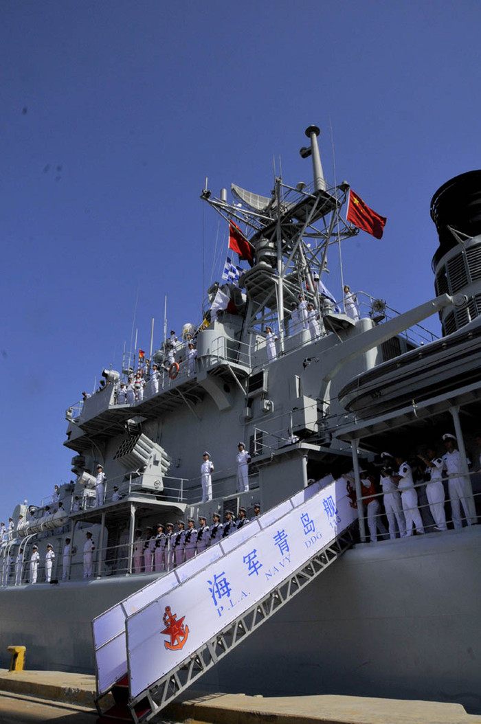 Hệ thống radar của tàu bao gồm các loại radar Type 518, Type 360/DRBV-15 SEA TIGER, Type 362 và radar điều khiển hỏa lực Type 347G. Ngoài ra, khu trục hạm Thanh Đảo còn được trang bị 2 trực thăng chống ngầm Kamov Ka-27 hoặc Harbin Z-9C cất hạ cánh ở sàn đáp phía sau.