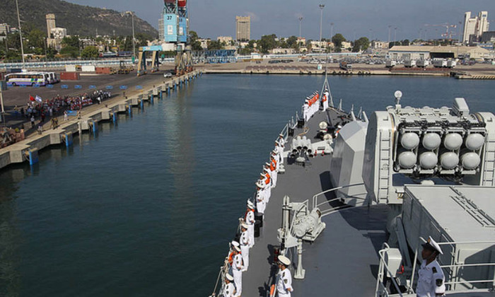 Trước đó, vào cuối tháng 7, tàu khu trục Thanh Đảo đã đến thăm Ukraina và ở lại cảng Sevastopol đến ngày 05 tháng 8. Trong khi đó, hải giám hạm Yên Đài thì đến cảng Constanta của Rumani, và ở lại đấy đến ngày 09 tháng 8.