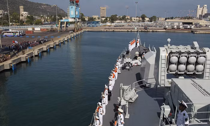 Trước đó, vào cuối tháng 7, tàu khu trục Thanh Đảo đã đến thăm Ukraina và ở lại cảng Sevastopol đến ngày 05 tháng 8. Trong khi đó, hải giám hạm Yên Đài thì đến cảng Constanta của Rumani, và ở lại đấy đến ngày 09 tháng 8.