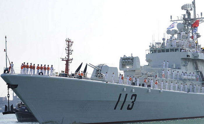 Khu trục hạm Thanh Đảo có lượng giãn nước 4.800 tấn, chiều dài 144 mét và chiều rộng 16 mét. Tàu được trang bị 2 động cơ turbine khí LM2500 General Electric cho phép tàu đạt tốc độ 31 hải lý. Tầm hoạt động của tàu là 5.000 hải lý.