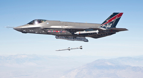 F-35A phóng tên lửa đối không AIM-120C tại trường bắn China Lake.