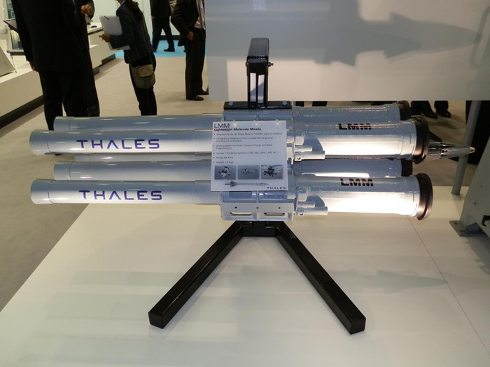 Tên lửa hạng nhẹ đa chức năng (LMM) của công ty Thales, Pháp. LMM có trọng lượng phóng 13 kg, tầm bắn 8km, có thể được trang bị cho các trực thăng hải quân và máy bay không người lái. Tên lửa hạng nhẹ đa chức năng (LMM) của công ty Thales, Pháp. LMM có trọng lượng phóng 13 kg, tầm bắn 8km, có thể được trang bị cho các trực thăng hải quân và máy bay không người lái.