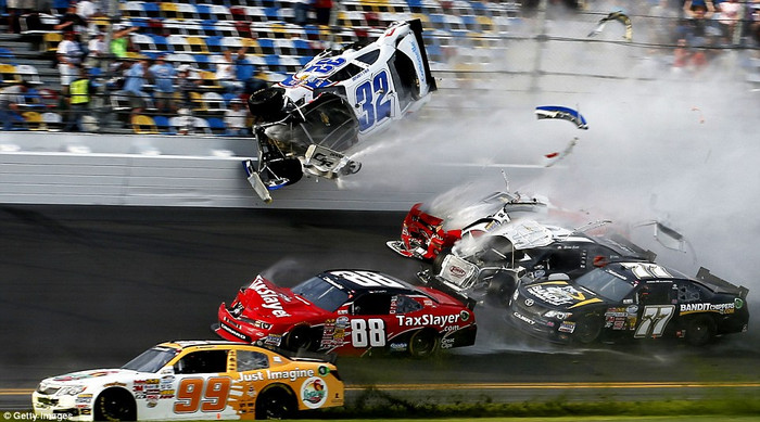 NASCAR là một trong những cuộc đua xe nguy hiểm nhất thế giới. NASCAR là một trong những cuộc đua xe nguy hiểm nhất thế giới.