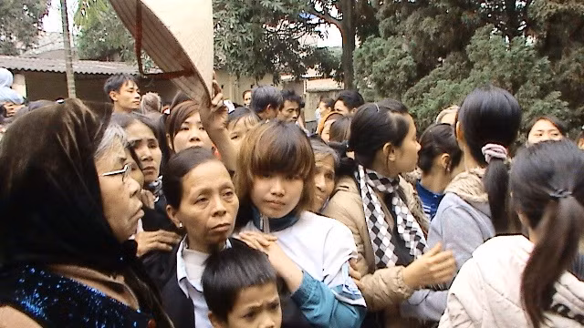 Nhiều người dân kéo đến trụ sở UBND xã Tự Lập phản đối việc bắt giữ người của CA xã và CA huyện Mê Linh (ảnh chụp ngày 13/3/2012)