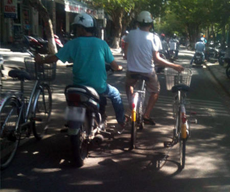 Hai người bốn xe. Hai người bốn xe.