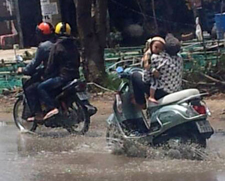 Khi đi qua chỗ ngập. Khi đi qua chỗ ngập.