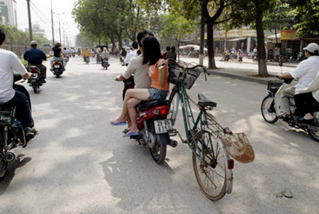 Chở người yêu đi chơi, hết xăng thì chuyển sang đi xe đạp. Chở người yêu đi chơi, hết xăng thì chuyển sang đi xe đạp.