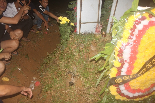 Nhiều người nhà nạn nhân đã kéo ra ngôi mộ anh Hiền để xem xét sự việc .