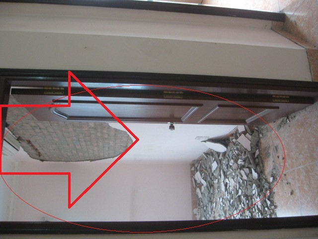 Một bức tường bị bong tróc tại phòng 505 bị bong tróc khoảng 2m2. Một bức tường bị bong tróc tại phòng 505 bị bong tróc khoảng 2m2.