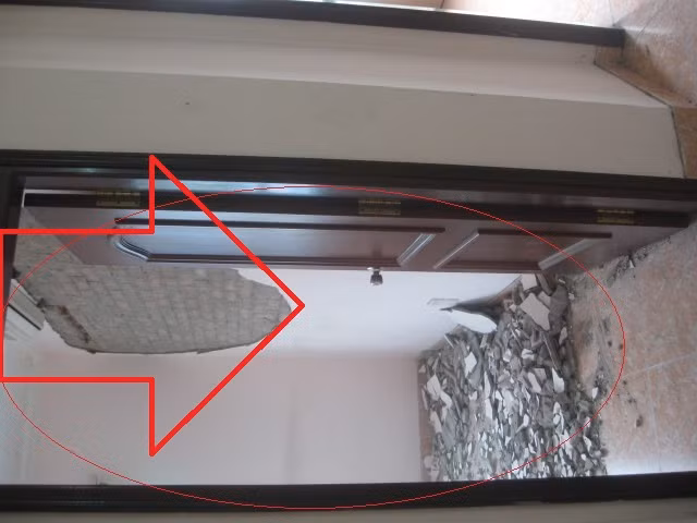 Một bức tường bị bong tróc tại phòng 505 bị bong tróc khoảng 2m2.